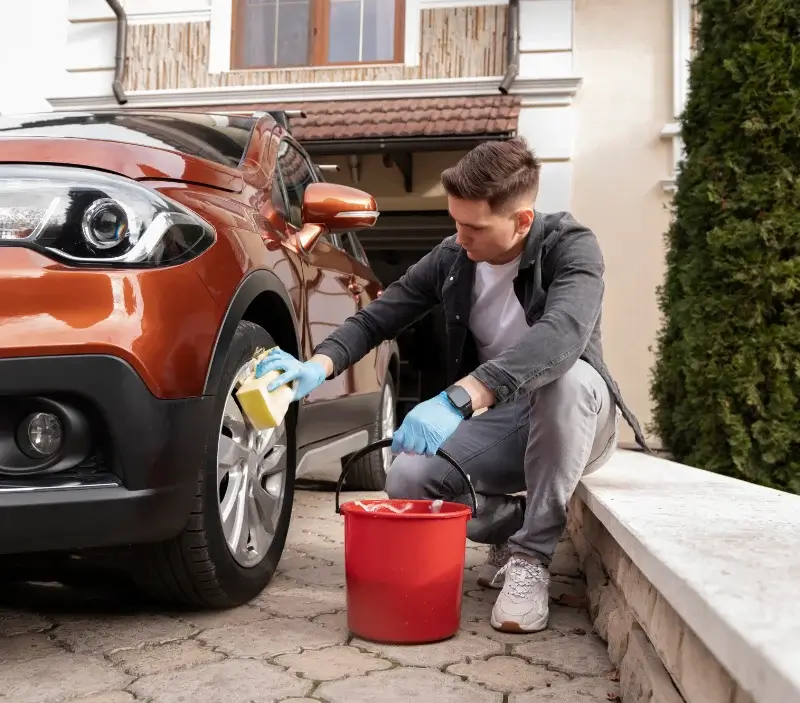 Lavage auto à domicile Béhen : professionnel intervenant sur un véhicule